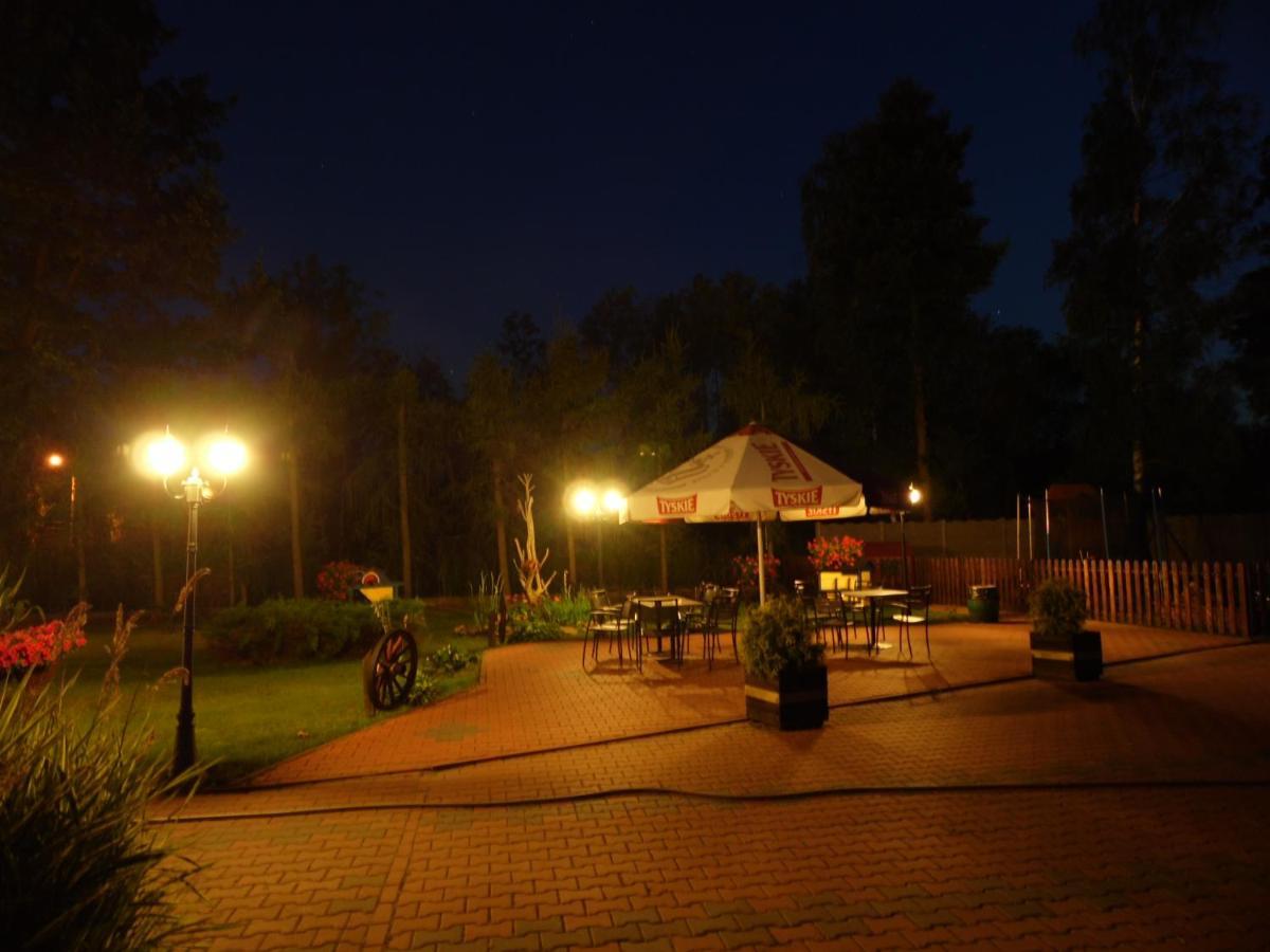 Stajnia Pod Debem Bed & Breakfast Стараховице Екстериор снимка