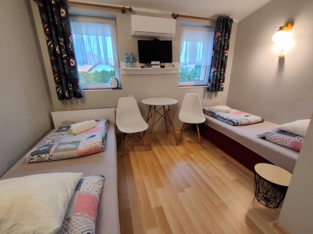 Stajnia Pod Debem Bed & Breakfast Стараховице Екстериор снимка