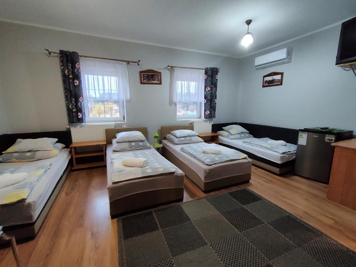 Stajnia Pod Debem Bed & Breakfast Стараховице Екстериор снимка