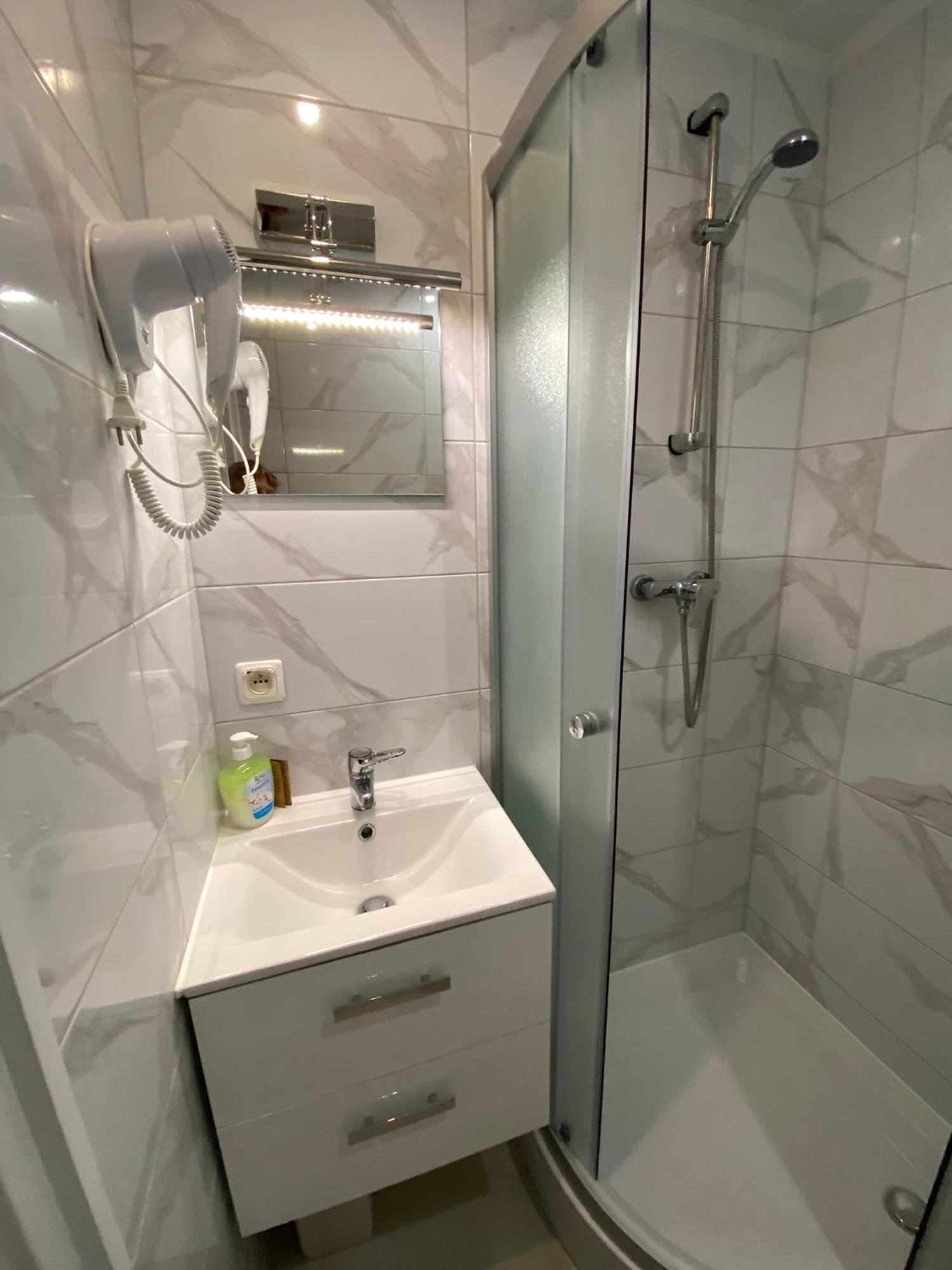 Stajnia Pod Debem Bed & Breakfast Стараховице Екстериор снимка